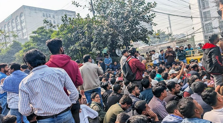 তিন অভিযোগে ইসির সামনে ছাত্রদলের অবস্থান