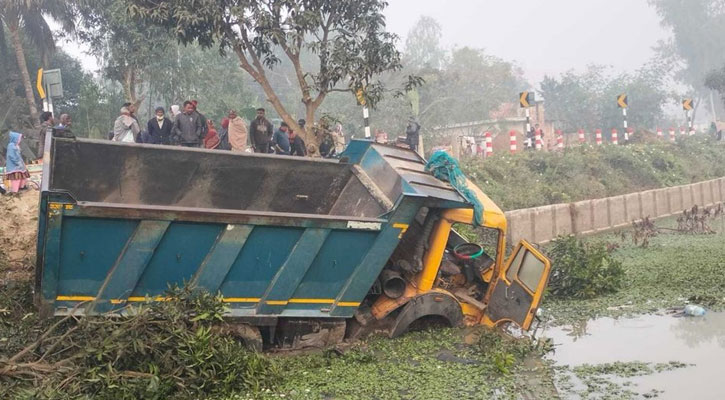 নওগাঁয় ডাম্প ট্রাকের চাপায় নিহত ৫