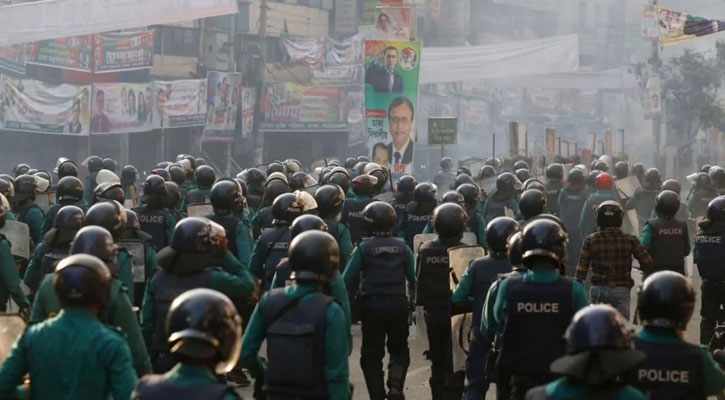 পুরোনো পোশাকেই ফিরছে পুলিশ