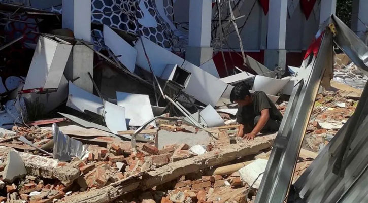 ইন্দোনেশিয়ায় ৭.৪ মাত্রার ভূমিকম্প, নিহত ১