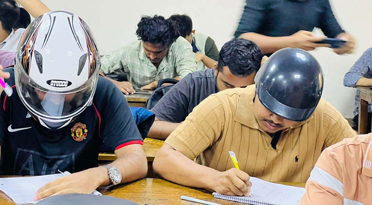 নিরাপত্তার শঙ্কায় হেলমেট পরে পরিক্ষার হলে জবি শিক্ষার্থীরা