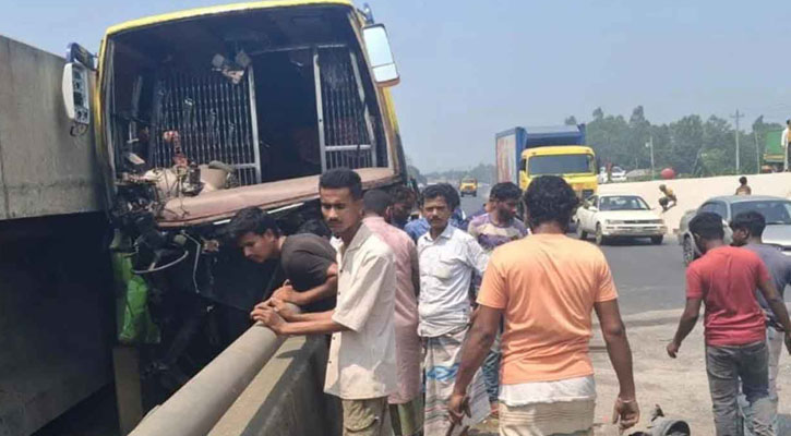 চাকা ফেটে ওভারব্রিজে ধাক্কা, চালক-হেলপারসহ নিহত ৩