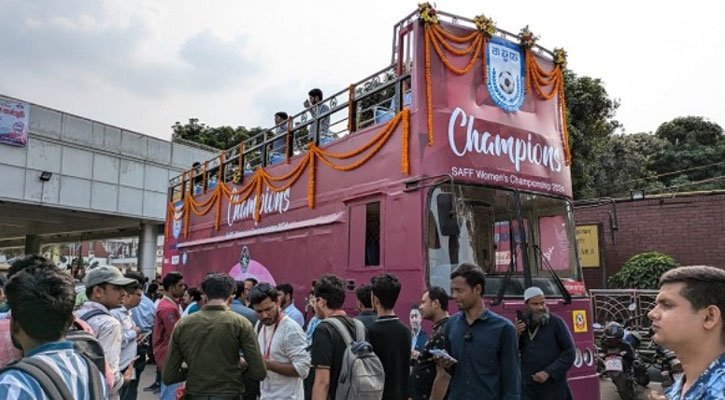 যে পথে যাবে সাফজয়ীদের ছাদখোলা বাস