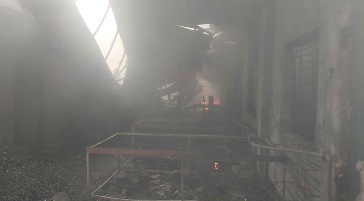 দেড় ঘণ্টার চেষ্টায় গ্যাস লাইটার কারখানার আগুন নিয়ন্ত্রণে
