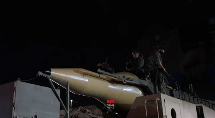 দেশের মানুষকে শক্তিশালী ক্ষেপণাস্ত্র দেখাল ইরান