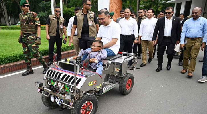 শারীরিক প্রতিবন্ধী রিফাতের তৈরি গাড়িতে ঘুরলেন প্রধানমন্ত্রী