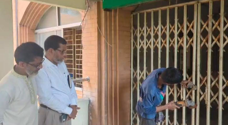 শিক্ষকদের দেয়া তালা কেটে প্রশাসনিক ভবন খুললেন ববি উপাচার্য