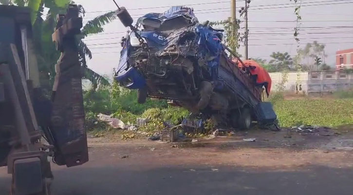 ফরিদপুরে কাভার্ডভ্যানের মুখোমুখি সংঘর্ষে  নিহত ২