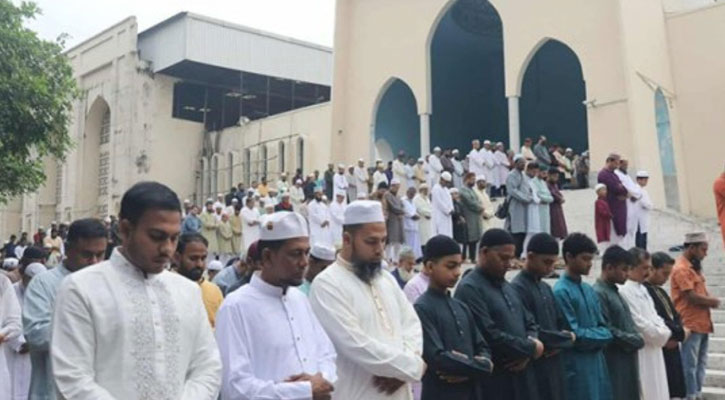 বায়তুল মোকাররমে ঈদের প্রথম জামাত অনুষ্ঠিত