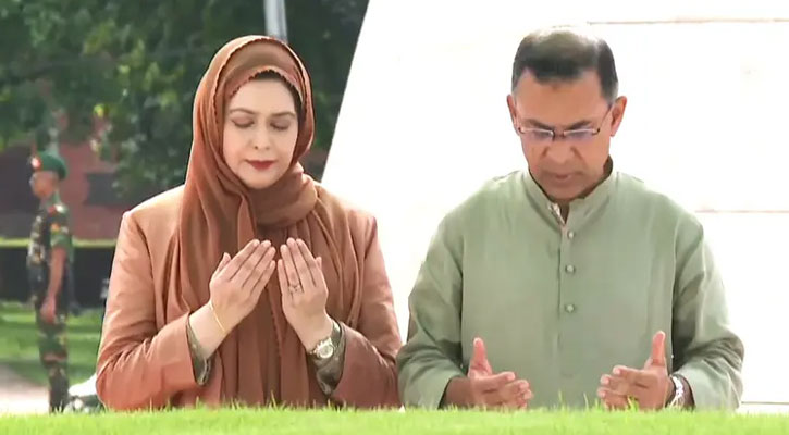 ঈদের নামাজ শেষে বাবা-মায়ের কবর জিয়ারত করলেন প্রধানমন্ত্রী