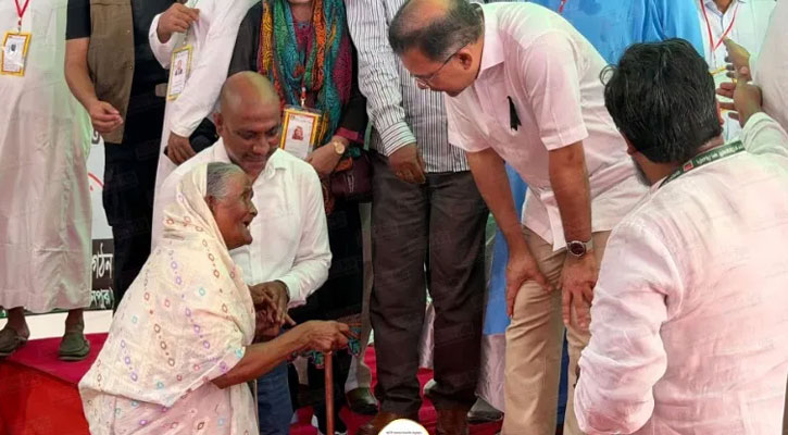 প্রধানমন্ত্রীকে কাছে পেয়ে স্বপ্নপূরণ হলো দৃষ্টিহীন নূরজাহান বেগমের