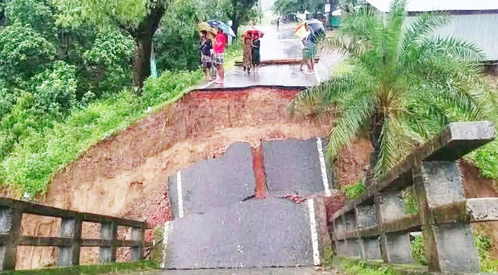সেতু ধসে পড়ে বান্দরবান-রাঙামাটি সড়ক যোগাযোগ বিচ্ছিন্ন