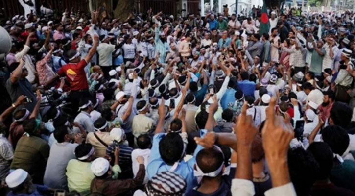 দাবি আদায়ে শহীদ মিনারে শিক্ষক-কর্মচারীদের অবস্থান