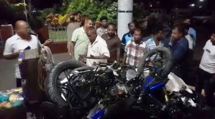 মোটরসাইকেলে ঘুরতে গিয়ে বাসচাপায় প্রাণ গেল তিন বন্ধুর