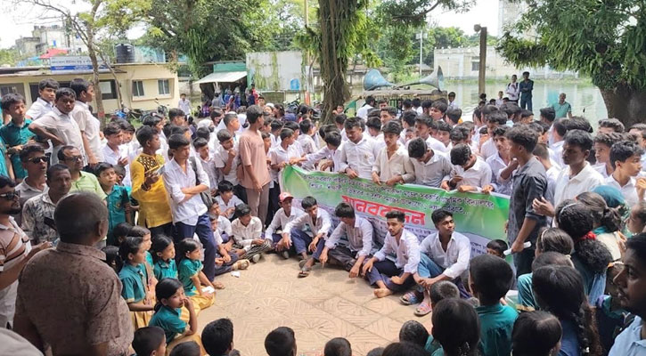 ৬ দফা দাবিতে শিক্ষার্থী-শিক্ষকদের ইউএনও কার্যালয় ঘেরাও