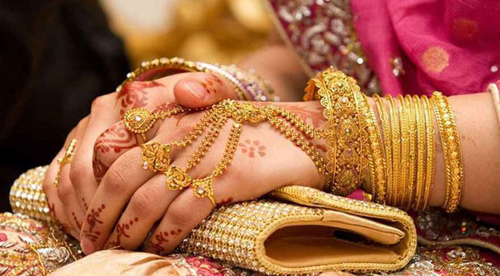 নতুন দামে বিক্রি হচ্ছে সোনা, ভরি কত