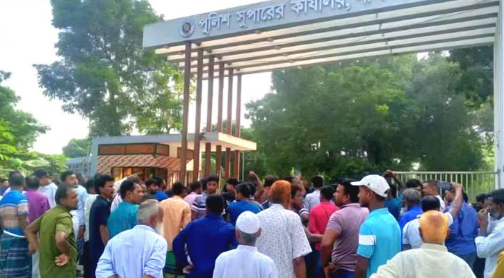 মাদক মামলার আসামিকে ছাড়াতে এসপি অফিস ঘেরাও