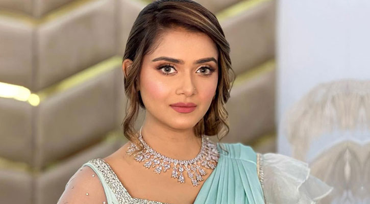 ট্রাকের চাপায় দুমড়েমুচড়ে গেছে গাড়ি, ভেতরে ছিলেন তানজিন তিশা