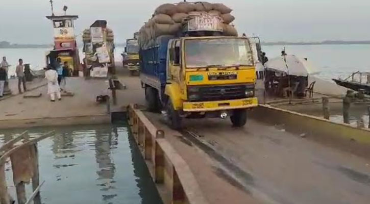 টোল ফাঁকি দিতে বরগুনায় ঝুঁকিপূর্ণ ভাবে চলছে ভারী যানবাহন 