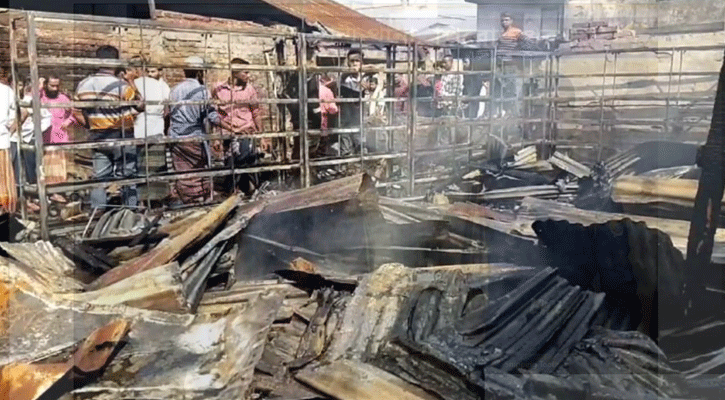 পিরোজপুরে দুটি অগ্নিকাণ্ডে ৪১ দোকান পুড়ে ছাই