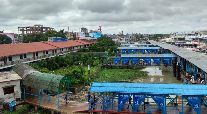 বরিশাল নৌবন্দরের তিনকর্মী বরখাস্ত, কর্মকর্তাকে বদলি