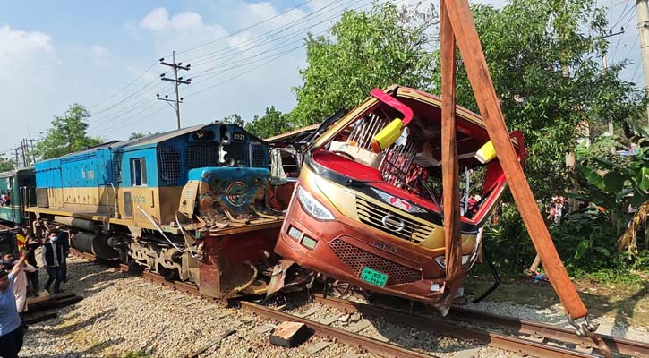 কুমিল্লায় দুর্ঘটনায় দুই গেটম্যানের বিরুদ্ধে মামলা