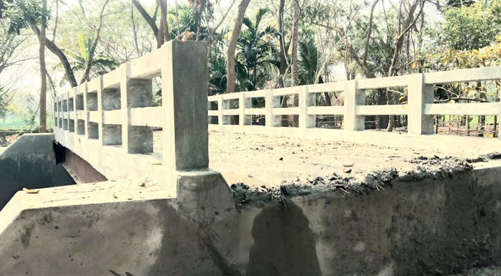 নলছিটিতে উদ্বোধনের আগেই ব্রিজে ফাটল