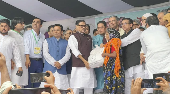 বিএনপি ইফতার পার্টি করে আর আওয়ামী লীগ ইফতার বিতরণ করে