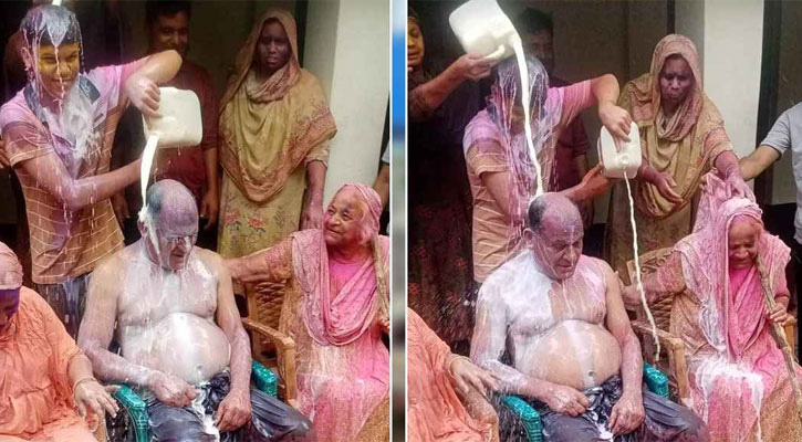 চেয়ারম্যান নির্বাচিত হয়ে দুধ দিয়ে গোসল
