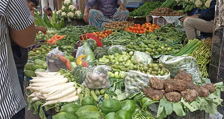 বৃষ্টির প্রভাব বাজারে, ঊর্ধ্বমুখী আলু-পেঁয়াজ ও সবজির দাম