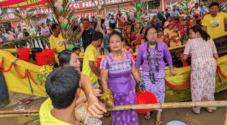 কুয়াকাটায় রাখাইনদের জলকেলি উৎসব অনুষ্ঠিত