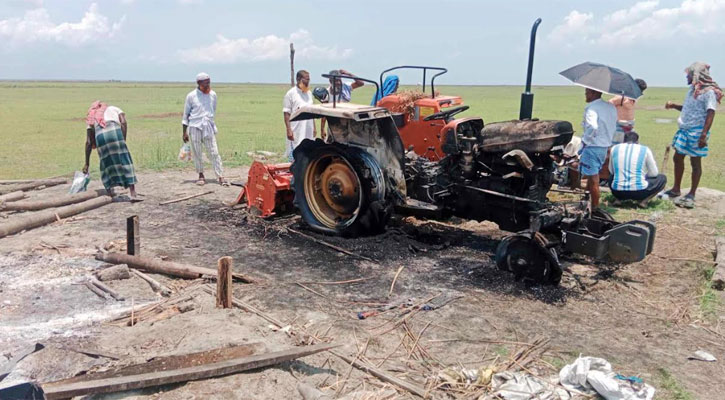 কৃষকদের আশ্রয়ঘর ও ট্রাক্টর পুড়িয়ে দিল মুখোশধারীরা