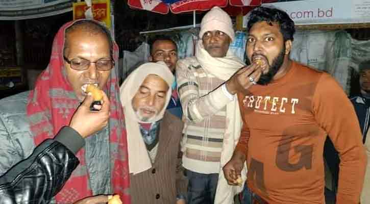 চাঁপাইনবাবগঞ্জের দুই আসনে আওয়ামী লীগের মিষ্টি বিতরণ 