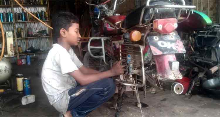 শিশুশ্রম মুক্ত ঘোষণা করা হলেও মিলছে উল্টো চিত্র