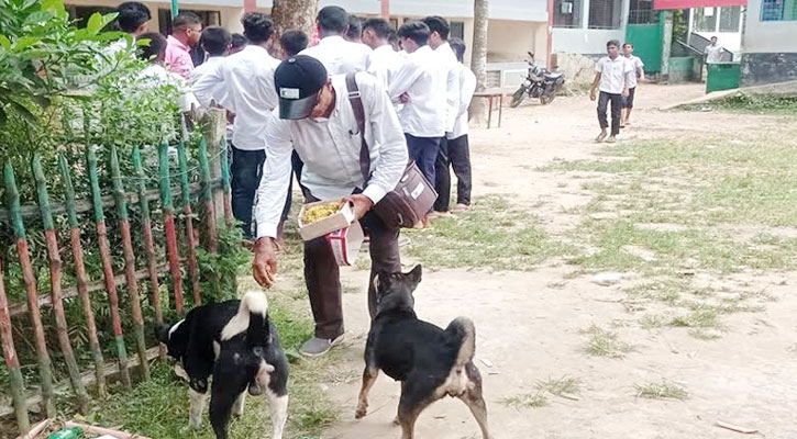 পশুপাখির প্রতি ভালোবাসার দৃষ্টান্ত তাড়াশের শরীফ খন্দকার