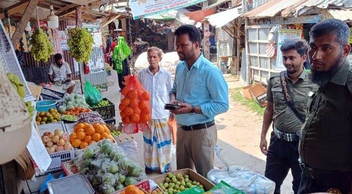 কাঁঠালিয়ায় বাজার মনিটরিং করলেন ইউএনও, তিন ব্যবসায়ীকে জরিমানা