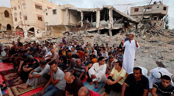 দুর্দশা আর পেটে ক্ষুধা নিয়েই ঈদের নামাজ আদায় গাজাবাসীর