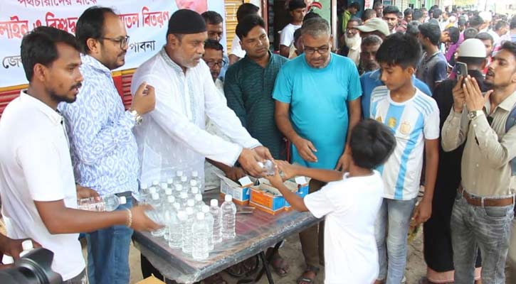 পাবনার হাটে সেচ্ছাসেবক দলের খাবার স্যালাইন ও বিশুদ্ধ পানি বিতরণ