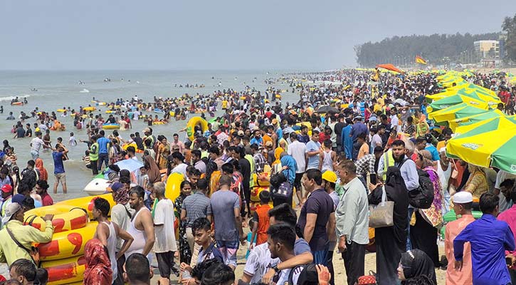 ঈদের ছুটিতে কক্সবাজার সৈকতে পর্যটকের ঢল