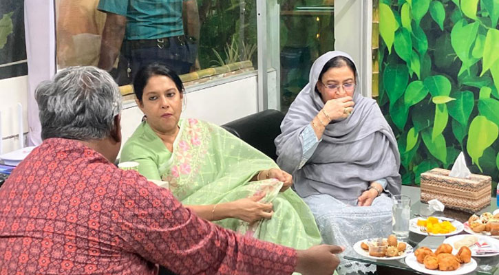 বৃক্ষমেলায় বাঁশের চা পান করলেন পরিবেশ উপদেষ্টা 