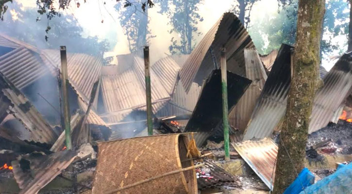 মসজিদের বারান্দা নির্মাণ নিয়ে সংঘর্ষে আহত একজনের মৃত্যু, ১৫টি বাড়িতে আগুন