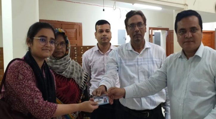 রুয়েটের নবীন শিক্ষার্থীরা পেলো মেশিন রিডেবল লাইব্রেরি কার্ড
