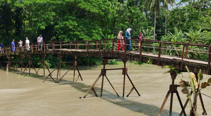 কাঁঠালিয়ায় স্বেচ্ছাশ্রমে ঝুঁকিপূর্ণ ব্রিজ মেরামত
