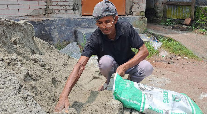 শিক্ষকতায় দ্যুতি ছড়ানো গয়ানাথ সরকার এখন রাজমিস্ত্রীর জোগালি!