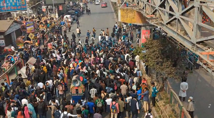 ঢাকা সেন্ট্রাল ইউনিভার্সিটির অধ্যাদেশ দাবিতে সায়েন্সল্যাব অবরোধ