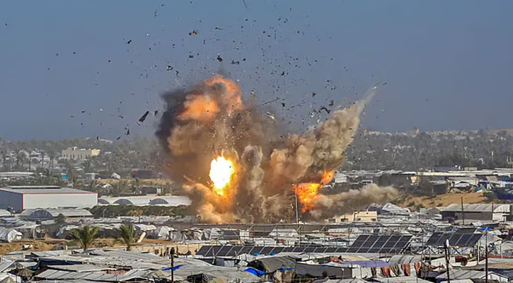 গাজাজুড়ে ইসরায়েলের জোরালো বিমান হামলা, নিহত ৩২