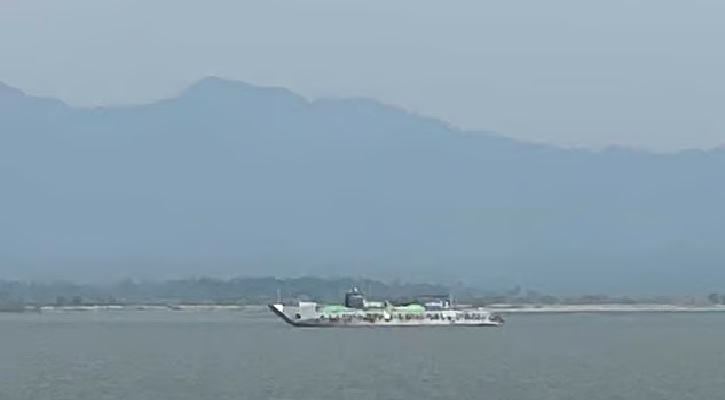 নাফ নদীতে মিয়ানমারের যুদ্ধ জাহাজ, বেড়েছে গোলাগুলি 