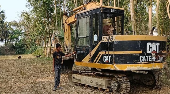 গুমানী নদী থেকে মাটি কাটার অভিযোগ স্বেচ্ছাসেবক দল নেতাদের বিরুদ্ধে