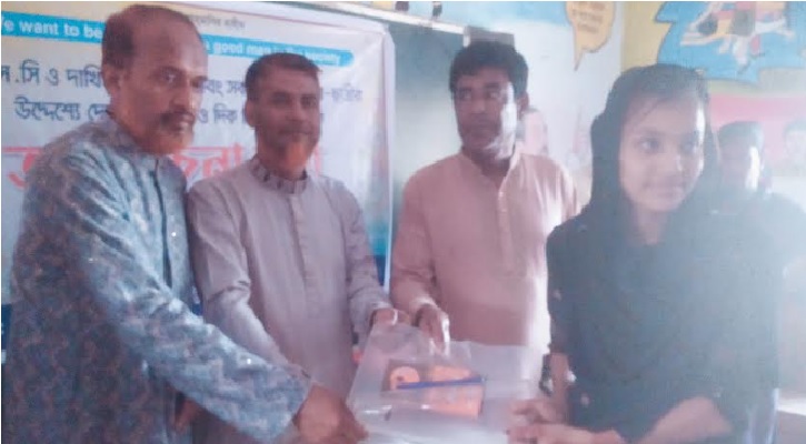 হিলিতে এসএসি ও দাখিল পরীক্ষার্থীদের পাশে মানবকল্যাণ ফাউন্ডেশন