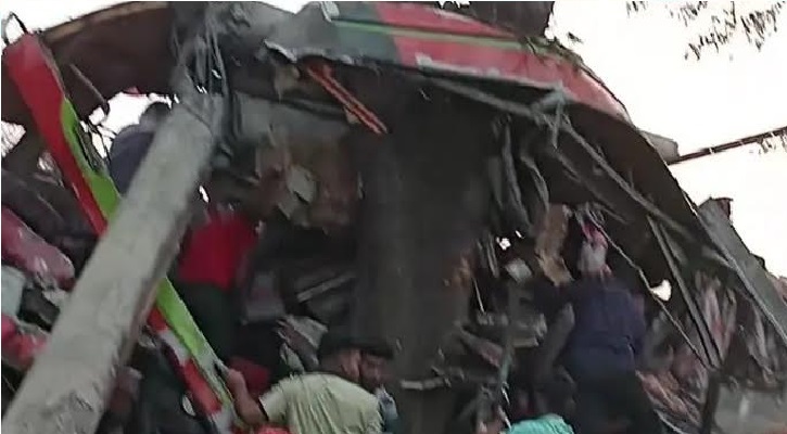 চান্দিনায় বাস নিয়ন্ত্রণ হারিয়ে গাছের সঙ্গে ধাক্কা, নিহত ২ 